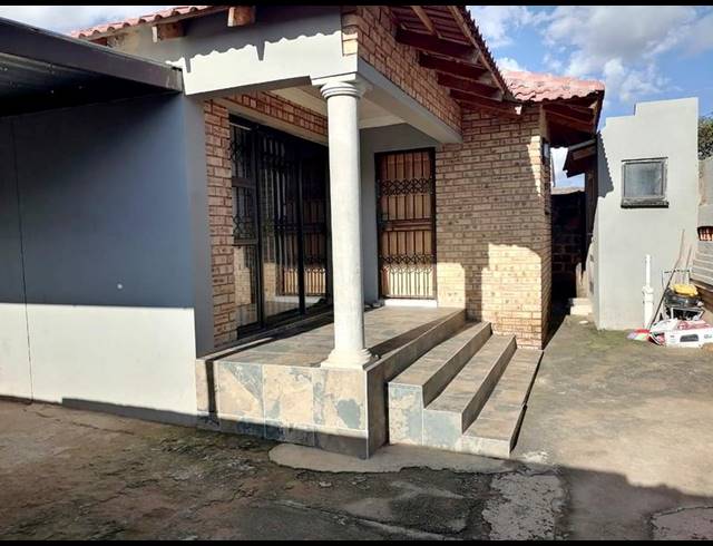 3 BEDROOM HOUSE FOR SALE IN PROTEA NORTH